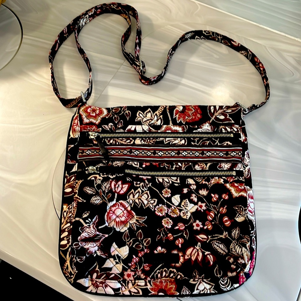 Vera Bradley triple zip
Hipster purse. EUC!